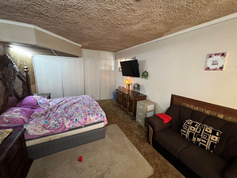 6 Bedroom Property for Sale in Irene Park North West